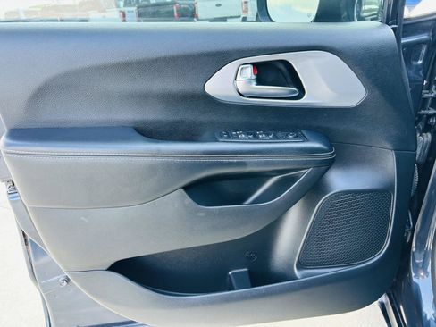Used 2019 Chrysler Pacifica Touring-L Plus w/ S Appearance Package FWD image 12