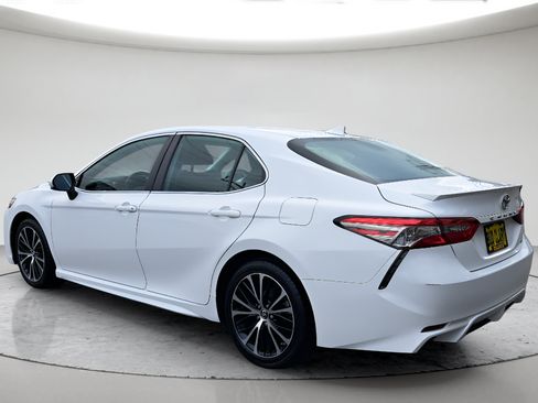 Used 2019 Toyota Camry SE w/ Carpet Mat Package FWD image 5