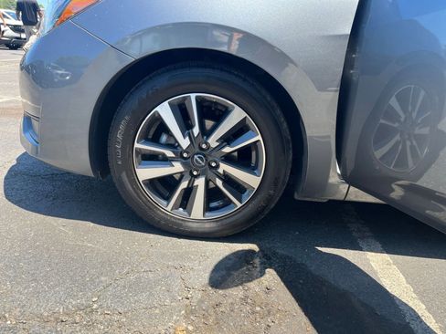 Used 2025 Nissan Versa SV FWD image 28