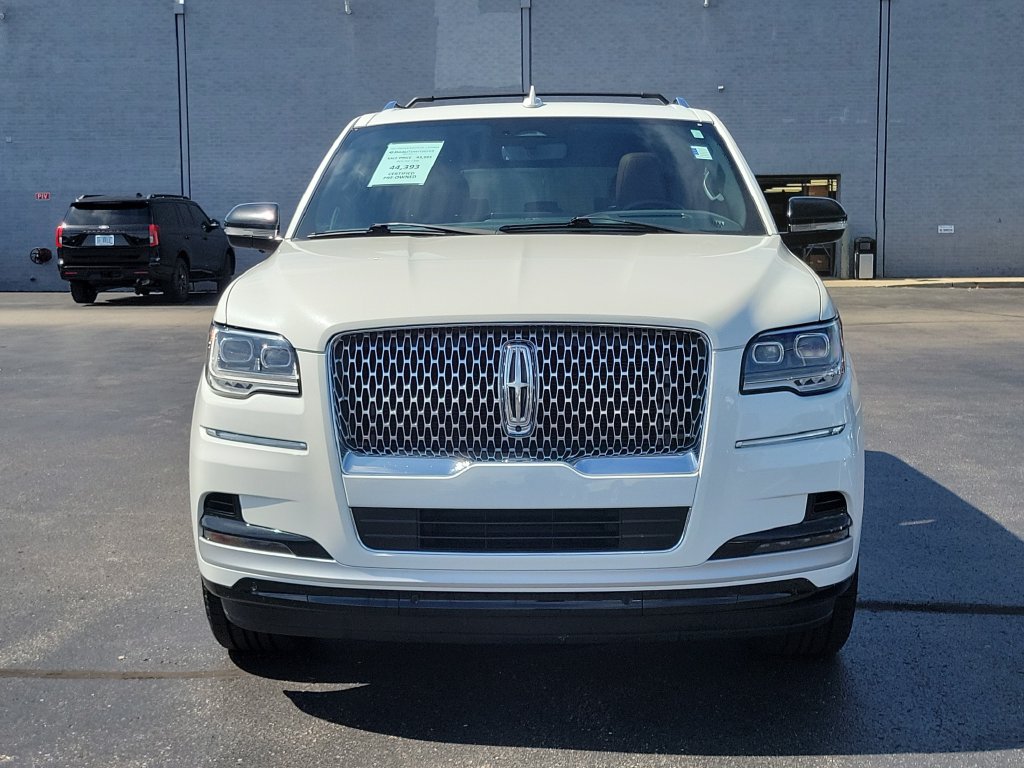 Used 2022 Lincoln Navigator L Reserve AWD/4WD image 2