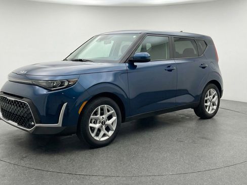Used 2025 Kia Soul LX w/ LX Technology Package FWD image 3