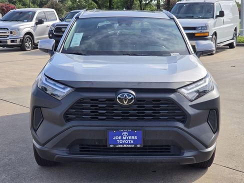 Used 2025 Toyota RAV4 XLE w/ Convenience Package FWD image 3