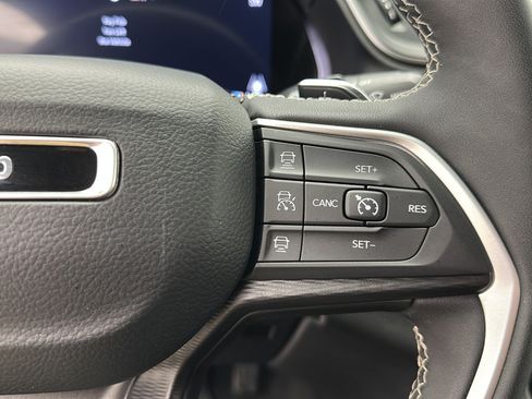 Used 2025 Jeep Grand Cherokee Altitude AWD/4WD image 19