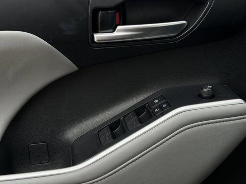 Used 2020 Toyota Highlander XLE FWD image 25