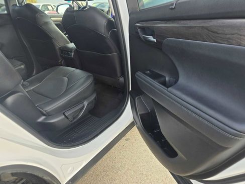 Used 2023 Toyota Highlander Limited image 13