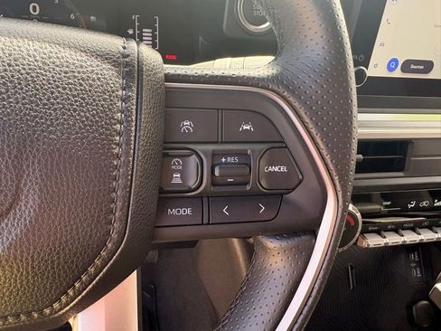 Used 2025 Toyota 4Runner SR5 AWD/4WD image 26