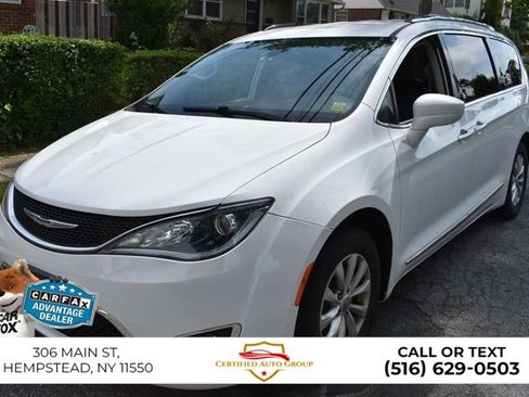 Used 2025 Chrysler Pacifica Select FWD image 3