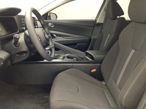 Used 2025 Hyundai Elantra SE FWD image 17
