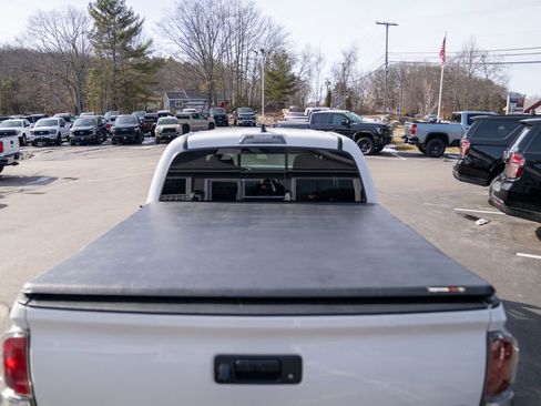 Used 2022 Toyota Tacoma TRD Off-Road w/ Technology Package image 6