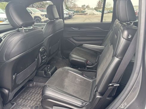 Used 2025 Jeep Grand Cherokee L Altitude image 9