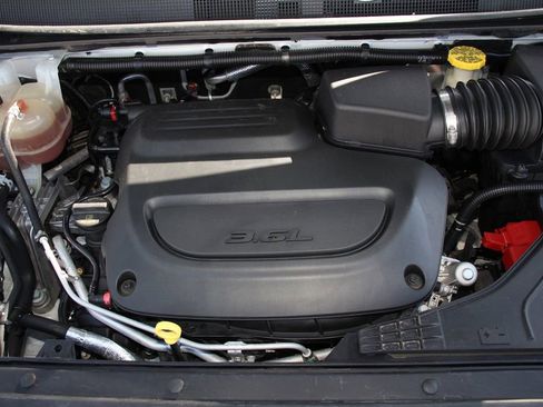 Used 2023 Chrysler Pacifica Touring-L w/ Uconnect Theater Family Group FWD image 32