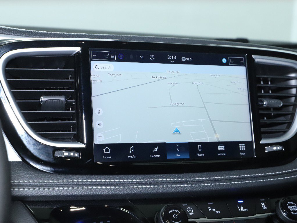 Used 2025 Chrysler Pacifica Limited FWD image 28