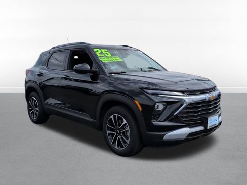 Used 2025 Chevrolet TrailBlazer LT FWD image 3