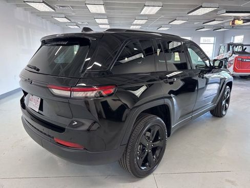 Used 2023 Jeep Grand Cherokee Altitude image 13