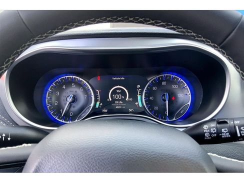 Used 2025 Chrysler Pacifica Limited FWD image 22