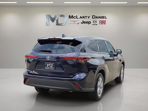 Used 2025 Toyota Highlander LE FWD image 5