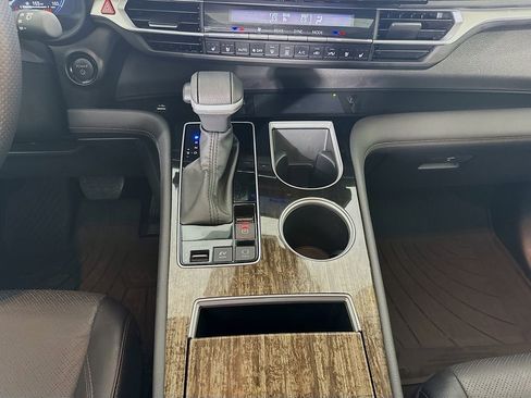 Used 2025 Toyota Sienna Platinum image 41