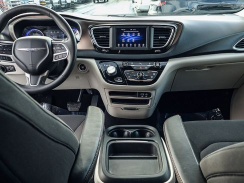 Used 2018 Chrysler Pacifica Touring Plus image 6