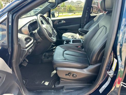 Used 2025 Chrysler Pacifica Select FWD image 11