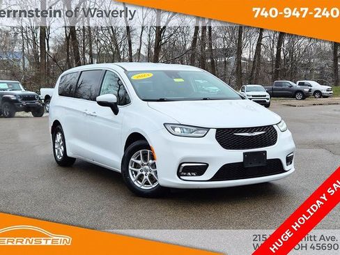 Used 2023 Chrysler Pacifica Touring-L image 1