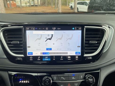 New 2026 Chrysler Pacifica Limited w/ S Appearance Package image 35