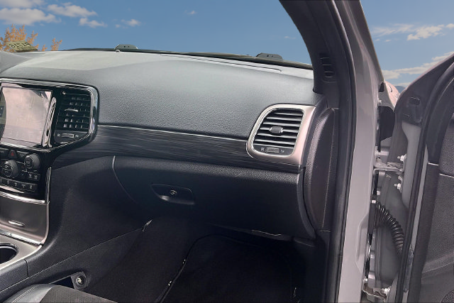 Used 2020 Jeep Grand Cherokee Laredo AWD/4WD image 26
