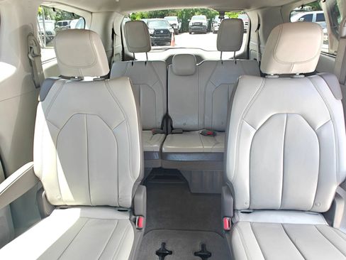 Used 2017 Chrysler Pacifica Touring-L FWD image 17