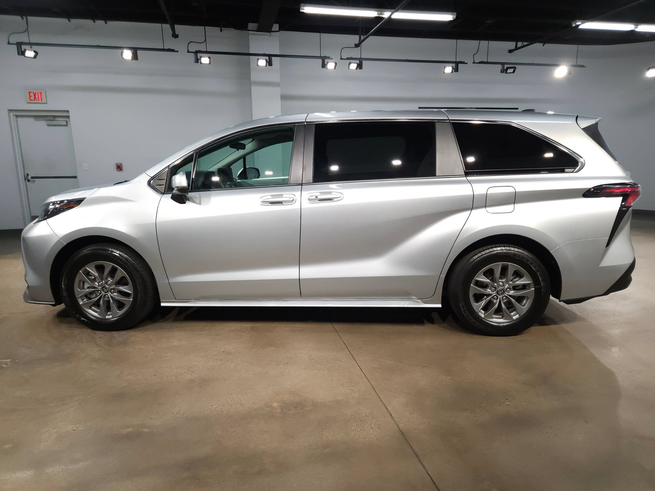 Used 2025 Toyota Sienna LE FWD image 4