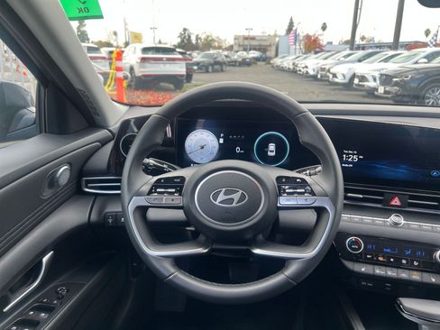 Used 2025 Hyundai Elantra SEL image 34