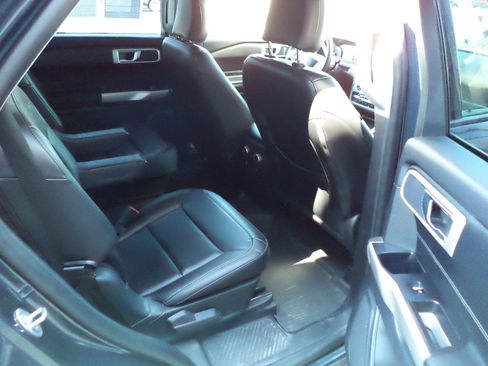 Used 2022 Ford Explorer XLT w/ Equipment Group 202A image 7