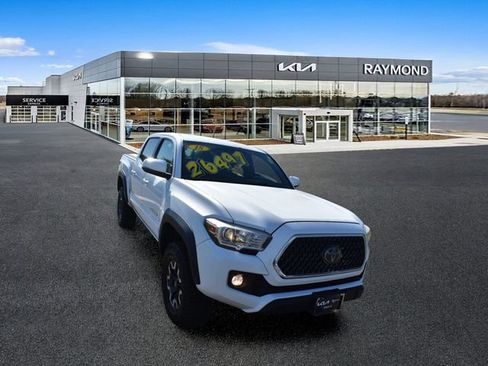 Used 2018 Toyota Tacoma TRD Off-Road AWD/4WD image 9