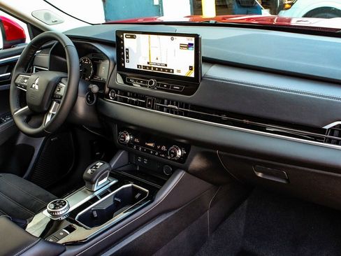 New 2025 Mitsubishi Outlander SE image 43