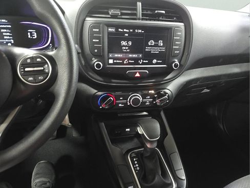Used 2025 Kia Soul LX w/ LX Technology Package FWD image 13