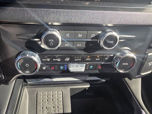 Used 2024 Ford F250 Platinum w/ FX4 Off-Road Package image 20