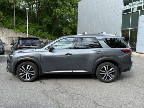 Used 2024 Nissan Pathfinder Platinum w/ Black Appearance Package AWD/4WD image 3
