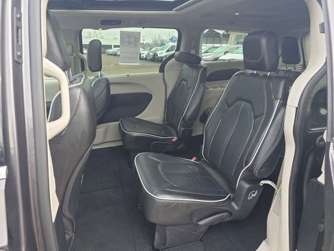Used 2022 Chrysler Pacifica Limited image 11