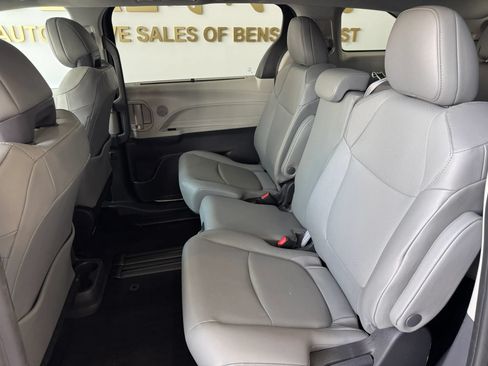 Used 2024 Toyota Sienna XLE w/ XLE Plus Package FWD image 24