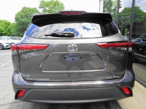 Used 2022 Toyota Highlander XLE AWD/4WD image 6