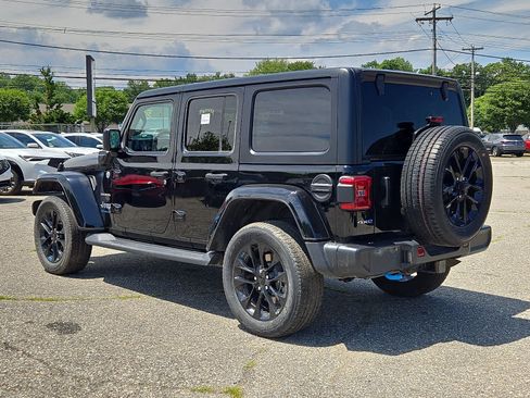 Used 2023 Jeep Wrangler Unlimited Sahara w/ Cold Weather Group AWD/4WD image 7