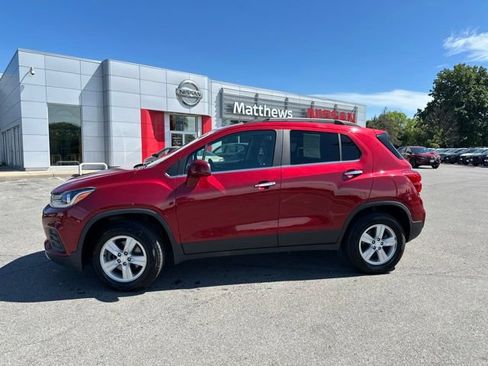 Used 2020 Chevrolet Trax LT w/ Driver Confidence Package AWD/4WD image 2