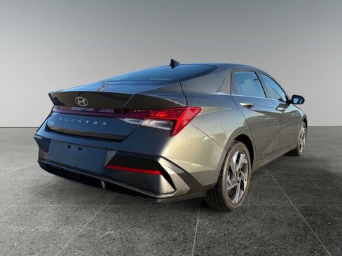 Used 2025 Hyundai Elantra SEL FWD image 7