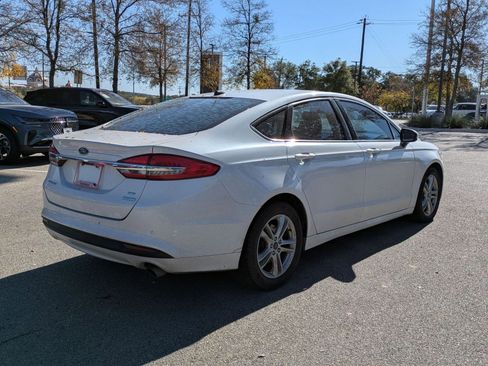 Used 2018 Ford Fusion SE w/ Fusion SE Technology Package image 3