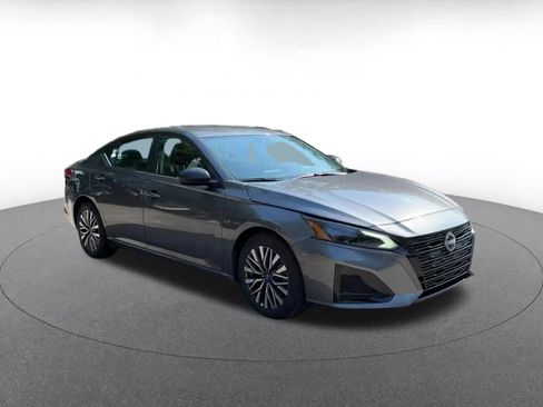 Used 2026 Nissan Altima 2.5 SV FWD image 3