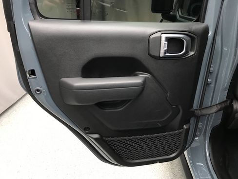 Used 2024 Jeep Gladiator Sport AWD/4WD image 13