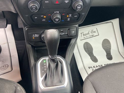 Used 2020 Jeep Renegade Latitude w/ Cold Weather Group image 21