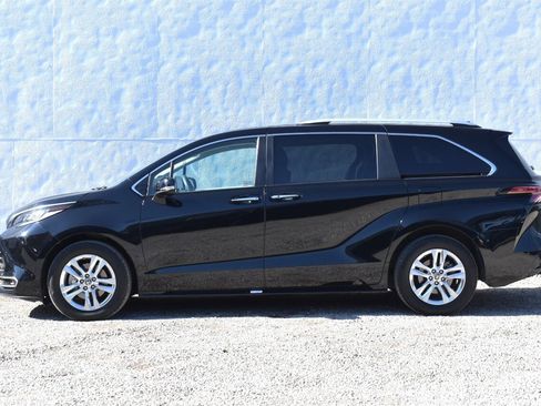 Used 2024 Toyota Sienna Limited image 9