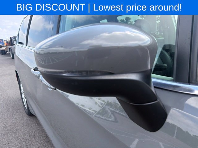 Used 2023 Chrysler Pacifica Touring-L FWD image 7