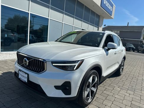 Used 2025 Volvo XC40 B5 Plus AWD/4WD image 2