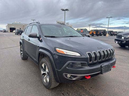 Used 2017 Jeep Cherokee Trailhawk image 3