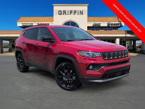 Used 2025 Jeep Compass Latitude w/ Convenience Group AWD/4WD image 2